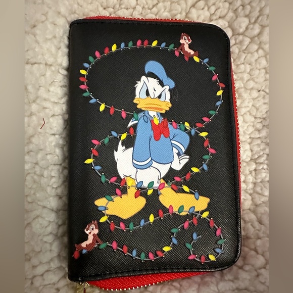 Loungefly Mickey Mouse & Friends Holiday Lights Crossbody & Wallet - LIGHTS UP! - Picture 8 of 11